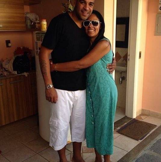 Adriano Imperador, que parece cada vez mais perto da aposentadoria, 
resolveu voltar a morar com a mãe. O jogador vendeu sua mansão na Barra 
da Tijuca, no Rio de Janeiro, e desistiu de procurar outro imóvel, 
preferindo ficar na companhia de Dona Rosilda em uma casa que ele mesmo 
deu de presente para ela quando começou a ganhar dinheiro com futebol...