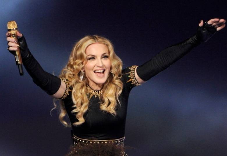 Madonna

Há informações de que Madonna teria sido processa
em 2008 por um agente, que acusou a cantora se seu empresário, Guy Oseary, de
darem calote no financiamento do filme Material Girls. A informação foi
publicada no blog do norte-americano Perez Hilton. O empresário teria pedido a
rainha do pop U$S 400 mil na Justiça