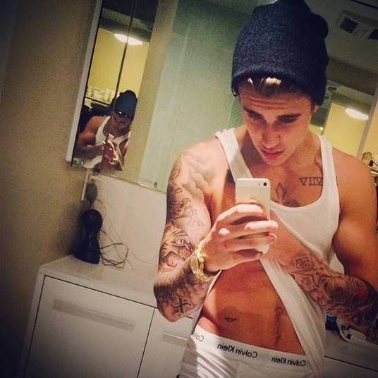 Justin Bieber

O astro já confessou estar
cansado do rótulo de galã teen. Em entrevista ao jornal USA Today, o músico
afirmou que se inspira em Michael Jackson para seguir em sua carreira.


— Não quero mais ser apenas um galã. Sei que há
gente esperando pelo meu erro, pensando 'É a hora dele parar'. Bem, eu gosto de
me sentir subestimado, e esta nova turnê é a chance de levar as coisas a outro
nível