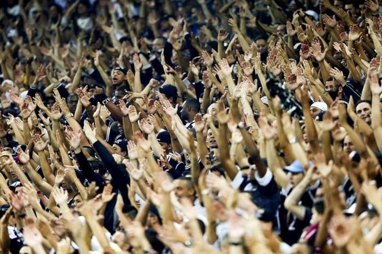 2. Aliada à nova casa, a torcida do Corinthians também pode ser fundamental para a conquista do título. Para os três próximos jogos com mando do time, já foram vendidos mais de 80 mil ingressos antecipados