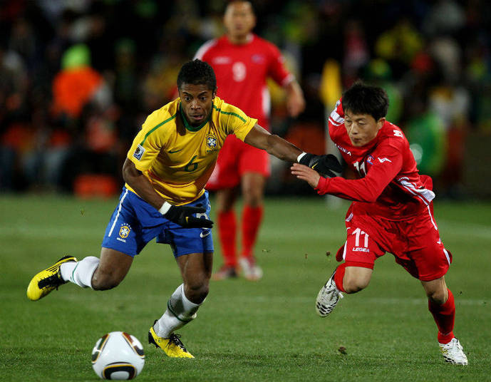 Na Copa da África do Sul, o Brasil de Dunga também teve problemas contra times de pouca tradição no futebol. A sorte de ter sido escolhido para encarar a Coreia do Norte logo na estreia quase se converteu em vexame: a vitória, suada, foi por 2 a 1. E não dá nem para argumentar que o time asiático era uma surpresa como a Costa Rica foi em 2014, pois nas partidas seguintes eles apanharam de Portugal (7 a 0) e da Costa do Marfim (3 a 0)