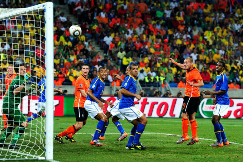 Não dá para tirar desta lista o derradeiro jogo de Dunga na seleção: a derrota por 2 a 1 para a Holanda nas quartas de final da Copa de 2010. Mesmo que o resultado possa ser considerado 'normal' foram ali que ficaram evidenciados os dois maiores problemas do técnico: a falta de preparo psicológico, que permitiu aos europeus reverterem um jogo dominado pelo Brasil no primeiro tempo com direito a atuações desastrosas de Felipe Melo e Júlio César, e a ausência de bons jogadores no banco de reservas, na tentativa de se chegar ao empate