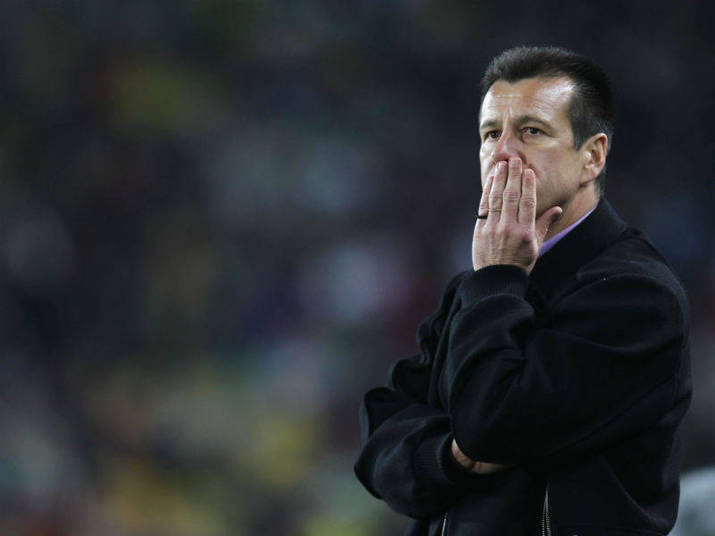 A mudança no comando da seleção brasileira tem como objetivo fazer com que o time recupere a moral perdida na última Copa, estabelecendo um futebol antenado com as novidades táticas e com resultados dignos da história da 'amarelinha'. Porém, a julgar pelo histórico do nome escolhido para ser o novo técnico, Dunga, tais objetivos dificilmente serão cumpridos. Isso porque o treinador gaúcho acumulou atuações fracas e tomou alguns sufocos em sua primeira passagem pela equipe nacional, entre 2006 e 2010; relembre