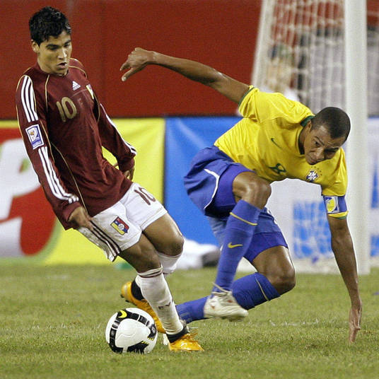 A primeira derrota do futebol brasileiro para a fraca Venezuela também foi um 'oferecimento' da Era Dunga. Em amistoso realizado em junho de 2008 nos Estados Unidos, a seleção fez uma das piores apresentações de sua história e foi completamente dominada pelo rival, que nunca sequer conseguiu ir à Copa do Mundo. Com gols de Maldonado, aos 5, e Vargas, aos 43, o jogo foi definido ainda no primeiro tempo e o Brasil deixou em campo debaixo de muitas vaias.Vale lembrar que, pouco mais de um ano depois, o time verde-amarelo empatou por 0 a 0 em casa com os venezuelanos, em partida válida pelas Eliminatórias da Copa do Mundo