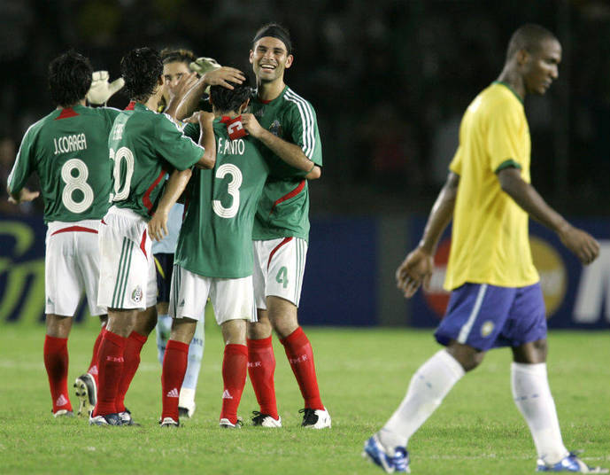 Logo em sua estreia em torneios oficiais, uma derrota: diante do México, pela Copa América de 2007, o Brasil caiu por 2 a 0. Apesar de ter começado melhor, os comandados de Dunga foram abatidos com um golaço de Castillo, que deu um lençol em Maicon, e por uma falta cobrada por Morales no canto esquerdo de Doni. Tudo isso aconteceu antes dos 30 minutos do primeiro tempo. A partir daí, o jogo ficou aberto, mas o goleiro Ochoa, aquele mesmo da Copa de 2014, impediu qualquer reação brasileiraÉ verdade que a equipe se recuperou e acabou ficando com a taça, mas a boa vitória sobre a Argentina na final mascarou um torneio cheio de altos e baixos, com direito a vitória nos pênaltis sobre o Uruguai na semifinal