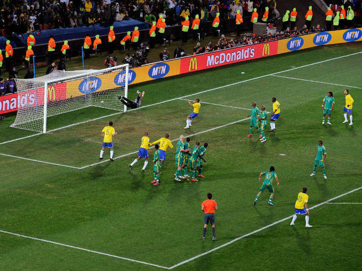 A Copa das Confederações de 2009 é outro dos títulos arrematados por Dunga, com direito a uma incrível virada sobre os Estados Unidos na decisão. O que pouca gente se lembra, porém, é que por muito pouco o time não chegou à final: na semi diante da 'poderosa' África do Sul, o Brasil só conseguiu a vitória com um gol do então reserva Daniel Alves de falta, aos 42 minutos do segundo tempo