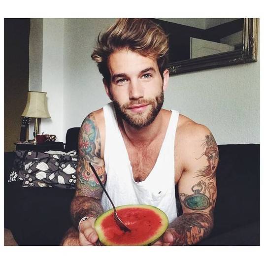 Andre Hamann tem 26 anos e é um modelo alemão. Cheio de tatuagens e com o penteado perfeito, Hamann deixa qualquer mulher babando! Desde o início de julho, o loiro tem marcado Selena Gomez em suas fotos do Instagram