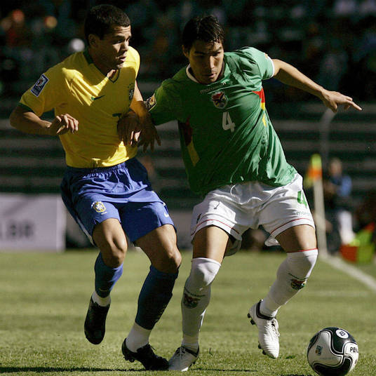 Quem também têm saudades de Dunga na seleção brasileira são os bolivianos. Afinal, foi justamente com o técnico na seleção que a Bolívia também conseguiu pontos importantes nas Eliminatórias da Copa. Em outubro de 2009, o time andino fez 2 a 1 sobre o pentacampeões em La Paz. Culpa da altitude? Pode ser, mas vale lembrar que esta mesma equipe, no ano anterior, havia conseguido segurar um 0 a 0 contra os brasileiros em pleno Rio de Janeiro. Ou seja: no nível do mar