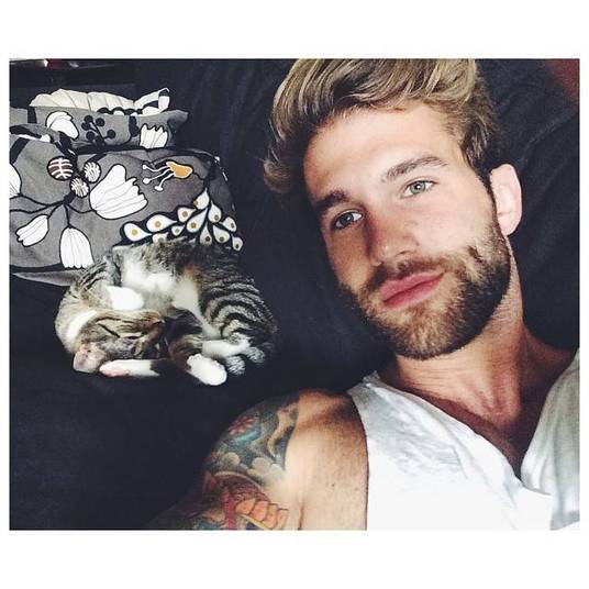 Andre Hamann também adora animais. Olha a cara dele ao lado do gatinho fofo