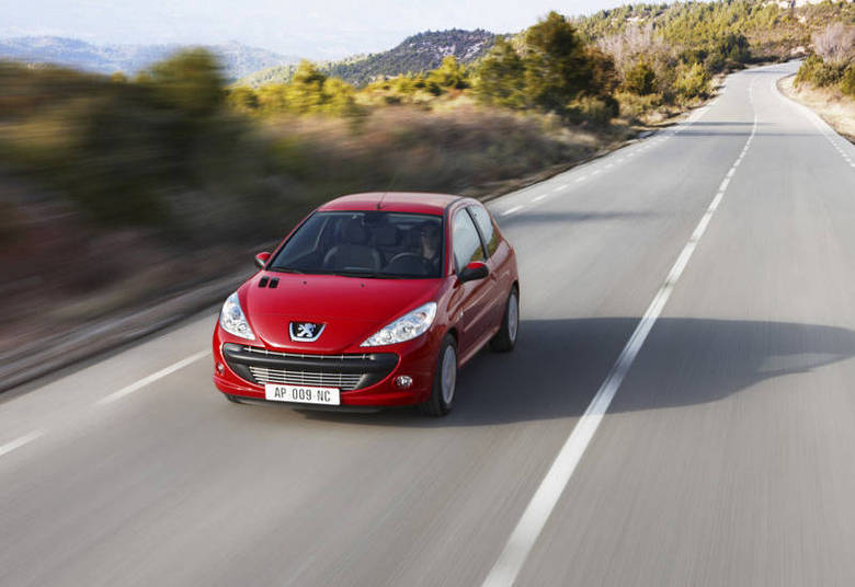 Além de um apartamento financiado, o único carro de Sula é um Peugeot 206 (parecido com o da foto), ano 2005, também financiado 