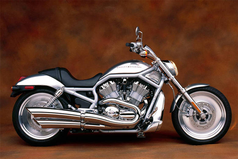 Alemão também gosta de motos. Ele tem um modelo Harley Davidson VROD, avaliado em R$ 50 mil. O ano não foi informado. A foto acima é semelhante à moto dele