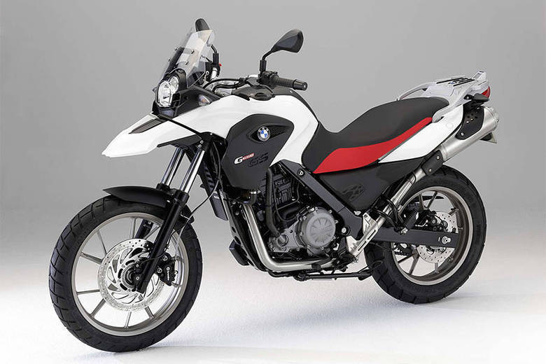 Na garagem, porém, Romário tem uma motocicleta BMW F650 GS, ano 2002, avaliada em R$ 23 mil. A foto acima é uma moto semelhante à de Romário
