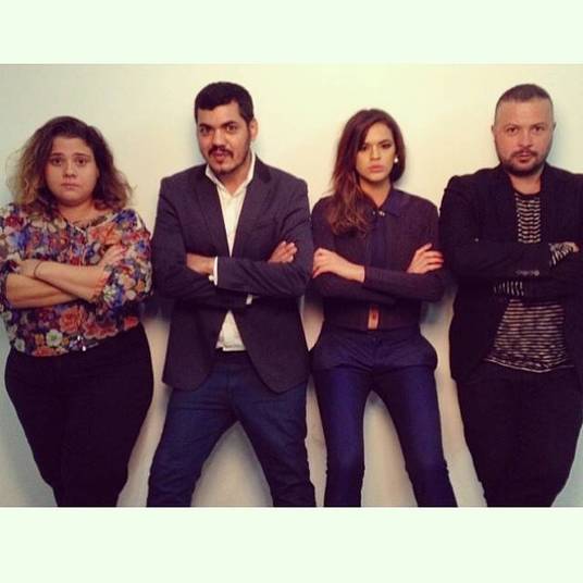 E esse paredão, hein? Olha só a pose de Bruna Marquezine e sua equipe. Tem coragem de mexer com eles?