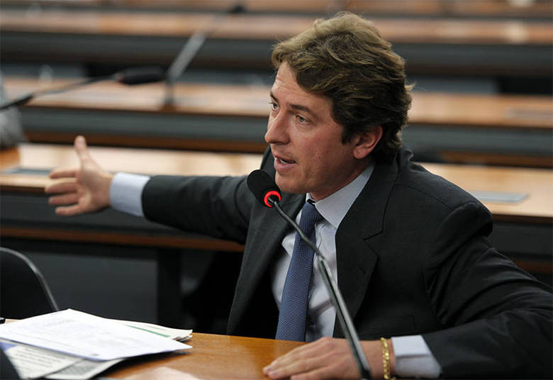 O deputado federal Zeca Dirceu (PT-PR) informou em sua declaração de bens ao TSE ter R$ 594,8 mil de patrimônio, que vão de apartamento, terreno, casa e até uma relíquia na garagem
