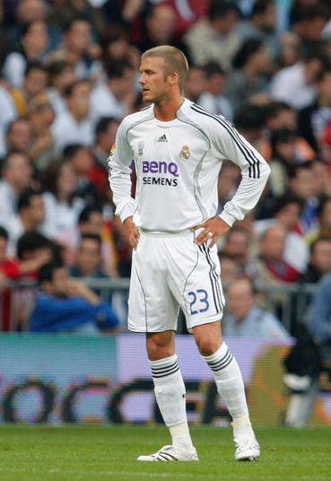 David Beckham foi trazido a peso de ouro: 105 milhões de reais. Alguns gols de falta e bom futebol, mas nada comparado aos tempos de Manchester United. Fernando Ferreira, da Pluri Consultoria, conta que o Real Madrid trabalha de uma maneira diferente para fazer investimentos exorbitantes.— O Real Madrid sempre contrata esse tipo de jogador, Cristiano, Kaká, Beckham. São bonitinhos e jogam bem, vendem milhares de camisas, só pelo marketing já compensam o valor investido. Mas é tudo muito bem pensado e planejado, o marketing deles conta com uma equipe de 80 pessoas. Aqui no Brasil é piada, são cinco gatos pingados em cada clube