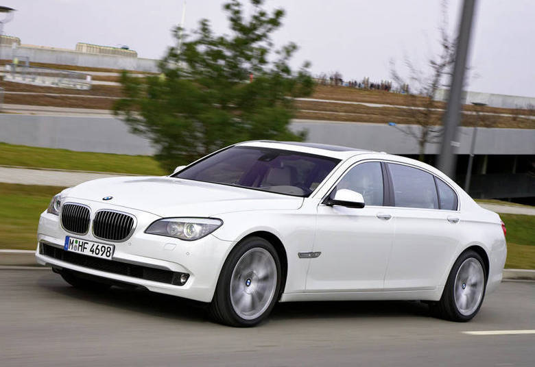 Garnero também gosta de carros. Ele tem um BMW 760, de R$ 334,2 mil (parecido com o da foto); um Range Rover de R$ 192.520,70; um Fiat Doblô de R$ 70.574,64; e uma Land Rover Vogue avaliada em R$ 377.213,47