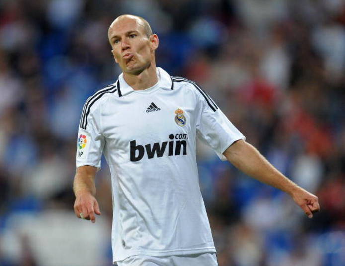 O holandês Robben foi contratado pela bagatela de R$ 108 milhões do Chelsea. Mas o habilidoso canhoto não conseguiu desempenhar o seu melhor futebol e foi para no Bayern de Munique, onde se tornou um craque indiscutível