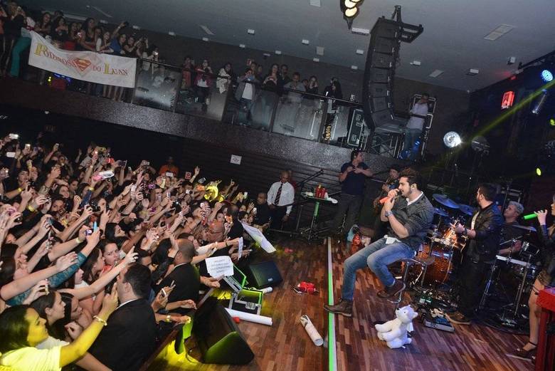 As fãs puderam ficar bem pertinho do cantor, já que a casa de shows é mais initmista
