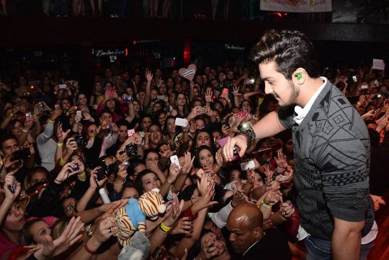 Luan deu atenção às fãs presentes no encontro especial que rolou nesta terça-feira (22)