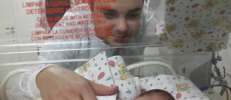 Felipe Pandovani em visita ao filho Arthur na UTI do hospital São Paulo, em Araraquara (SP)