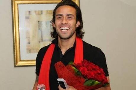 Time árabe desiste de contratar Valdivia e deixa jogador na mão