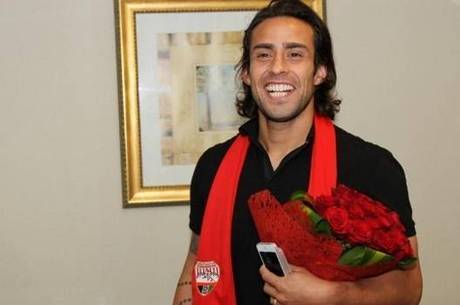 Palmeiras investiga negociação e Valdivia pode sumir mais uma semana