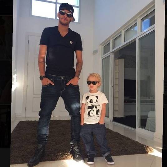 Neymar também está aproveitando para curtir o filhão. Os dois foram clicados estilosos, usando óculos de sol e fazendo pose