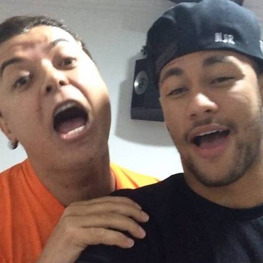Os dois parecem ter se divertido bastante. David compartilhou um vídeo cantando com o jogador uma música do cantor Xandy