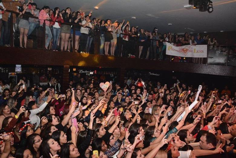 As fãs de Luan Santana lotaram a Wood's e cantaram todas as músicas em coro
