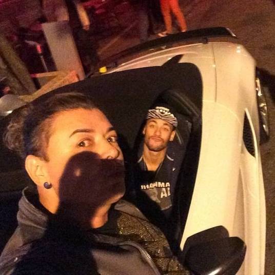 David Brasil também se encontrou com Neymar e aproveitou para brincar com o craque em seu Instagram:— #partiucama cada um na sua que fique bem claro hein kkkkkkkkkkk — caçoou David