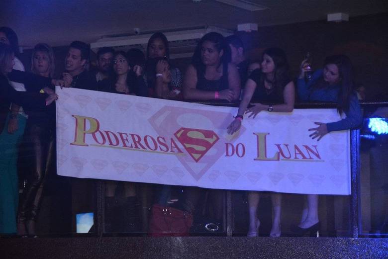 As fãs de Luan Santana compareceram devidamente munidas de carinho para o ídolo