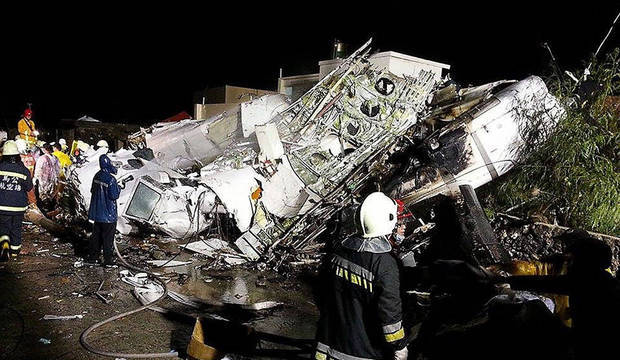 Veja imagens do acidente com avião que deixou dezenas de mortos em Taiwan