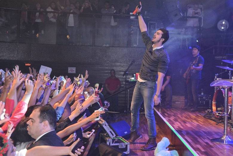 Luan fez um um pocket-show de aproximadamente 40 minutos e apresentou músicas de sucesso de seu repertório