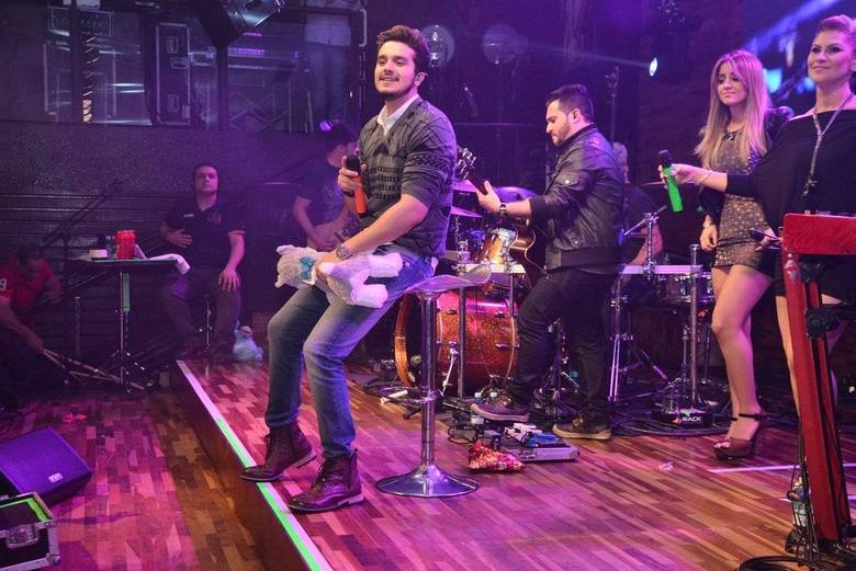 Luan Santana ganhou diversos presentes, que foram arremessados no palco pelas tietes