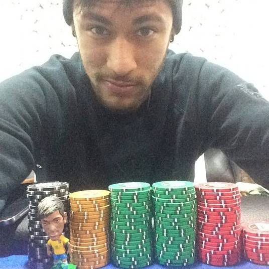 Também no Guarujá, apesar de não ter aparecido nas fotos com Bruna, Gui e Rafa, Neymar publicou foto jogando poker com seus parças