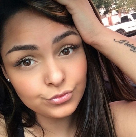 Para realçar seus olhos, faz questão de manter os cílios sempre bem pretos 