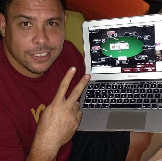 Outra personalidade do futebol fã de pôquer é Ronaldo Fenômeno. O ex-atacante costuma reunir os amigos, além de jogar online 