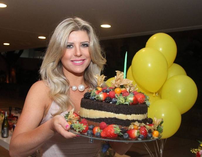 Parabéns 1Nesta semana, Iris Stefanelli completou mais um aniversário e realizou uma festança em seu apartamento