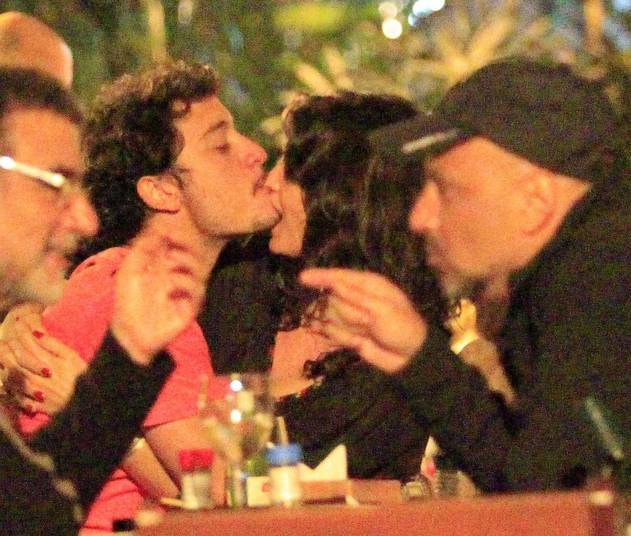 Me engole!Helena Ranaldi protagonizou cenas calientes, ao lado do namorado, Allan 
Souza, na noite de quarta-feira (23). O casal estava em um restaurante 
do Rio de Janeiro e se beijou muito!
        