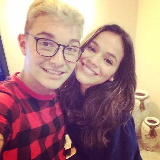 Ao lado de Bruna Marquezine, Gui abriu um sorrisão e chamou a namorada de Neymar de 'parceirinha'. Neymar não apareceu nas fotos, infelizmente