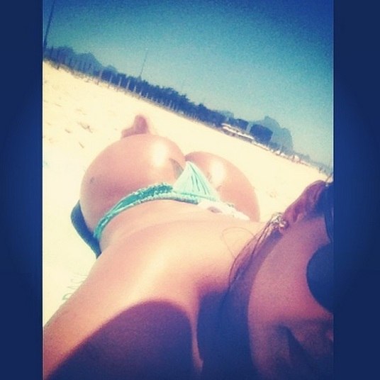 Na praia, biquíni fio dental 