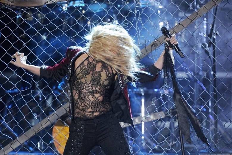Ela bate cabelo no palcoE como a cantora não fica parada um minuto, o cabelão também não! Shakira rebola, chacoalha as madeixas e sensualiza na grade