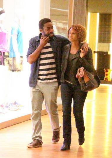 FofuraJuntos há nove anos, Lázaro Ramos e Taís Araujo protagonizaram cenas de romance durante um passeio em um shopping, nesta semana. Os atores estão no ar na novela Geração Brasil 