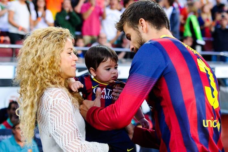 Ela tem a família perfeita! Sem frescura! Nem todos os títulos do mundo compram o momento em família da cantora durante o jogo do marido, o jogador Piquè. Depois de ver a seleção espanhola perder – sem desgrudar do pequeno Milan –, Shakira afirmou em entrevistas que não saiu do lado do maridão gato