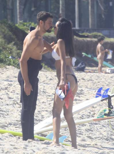 Novo romance?Cauã Reymond, que vive declarando à imprensa que anda solteiro, depois 
de sua separação com Grazi Massafera, foi fotografado ganhando um beijo de uma morena misteriosa. O flagra foi feito por
 uma agência de fotografia, na praia da Macumba, no Rio de Janeiro
        