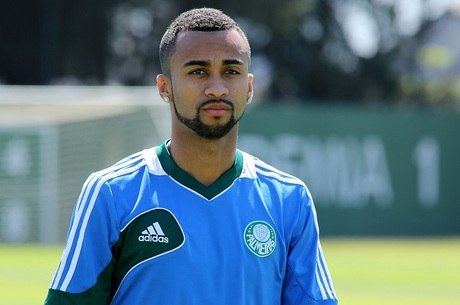 São Paulo acerta com Wesley e espera rival desistir