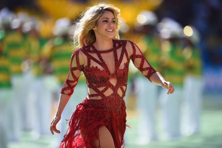 Naturalidade no palcoShakira encantou o Brasil e esbanjou simpatia em sua breve estadia pelo País, para o show de encerramento da Copa do Mundo que, aliás, foi só elogios! Ao lado de outra diva, Ivete Sangalo, as duas foram aprovadas pela galera e muita gente até falou que o encerramento tinha muito mais a cara do País. Shak mostrou que é gente como a gente ao buscar o pequeno Milan na arquibancada e quebrar o protocolo, levando aquela fofura para o palco
