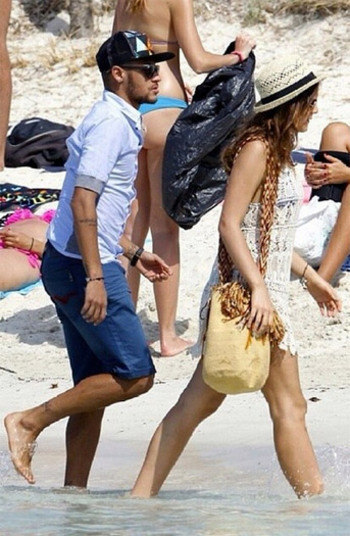 O craque do Barcelona e da seleção brasileira está com a namorada Bruna Marquezine e alguns dos amigos mais próximos em Ibiza, na Espanha. O jogador curte seus últimos dias de folga antes de se reapresentar ao clube catalão