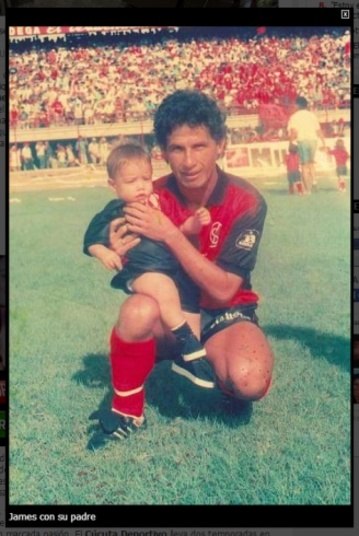 Seu pai, Wilson, também foi jogador de futebol, que passou pelo Tolima e jogou o mundial sub-20 em 1985 na União Soviética. Integrou a seleção juvenil da Colômbia