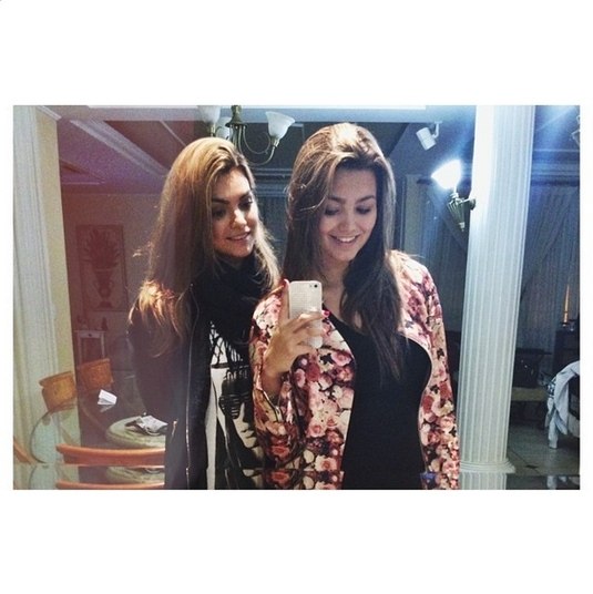 No último sábado (26), Suzanna Freitas posou ao lado de sua mãe, Kelly Key, e novamente, voltou a chamar atenção pela sua semelhança com a cantora. Mas não foi uma questão de ângulo. Veja a seguir como as duas são muito parecidas